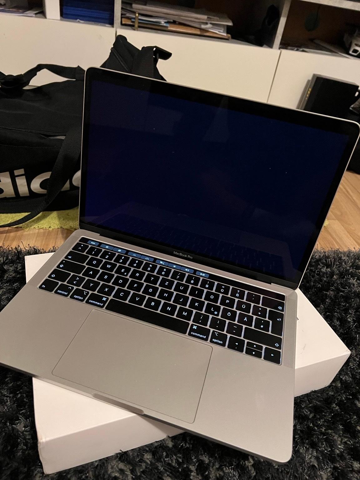 Apple 13 MacBook Pro Touch Bar Mid 2019 #1