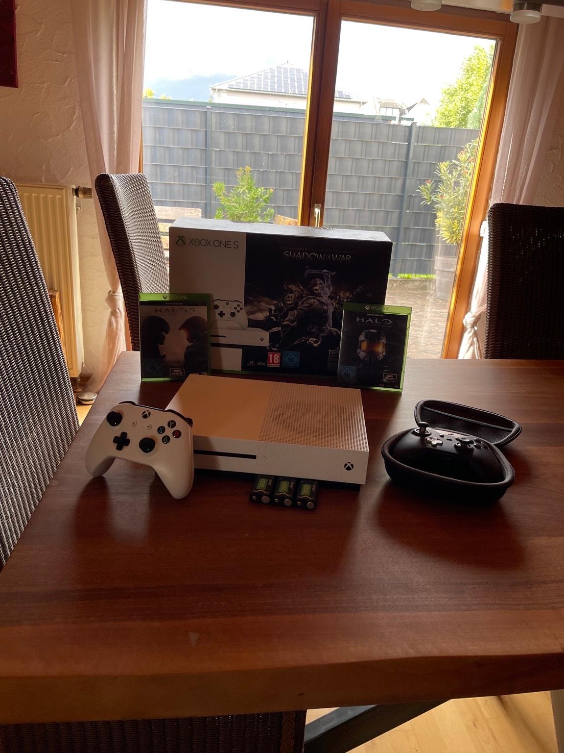 Xbox One S 1TB +6 Spiele +2 Controller #1