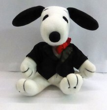 Snoopy mit Frack, sitzend