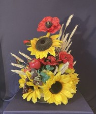 Herbst Blumen Gesteck mit großen Sonnemblumen , Mohn und Früchten