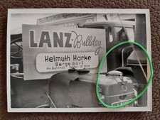 orig.  Foto_Hamburg-Bergedorf_Lanz-Bulldog_Helmut Harke_Am Bahnhof_Tel.212235