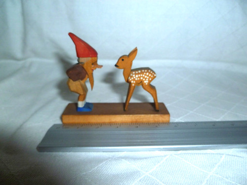 Alte geschnitzte figur zwerg - alte,