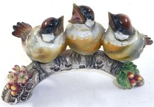 Keramikfigur 3 Singvögel aiuf blumengeschmückten Ast, Steingut oder Steinzeug