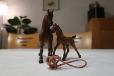 Schleich Pferde, Konvolut Familie mit 2 Pferden und Sattel/Zaumzeug, G29