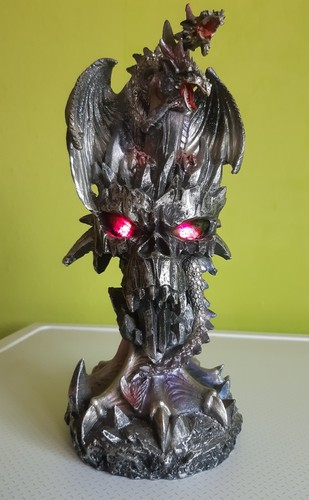 Köpfige drachenfigur auf - köpfige,