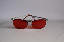 FARB BRILLE SONNENBRILLE GLÄSER ROT RAHMEN SILBERFARBEN NUR OBEN HINTER GLÄSERN