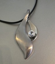 Silberfarben Tillberg Kautschuk-Kette mit Solitär-Anhänger  – Kristall klar 