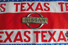 US EMBLEM NISSAN JAPAN LOGO AUTO CAR PKW BADGE SILBER MODELL DEKO TYP TYPE USA