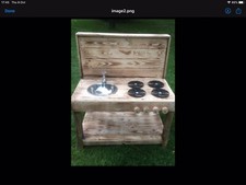 Große Schlammküche aus Holz mit echt funktionierendem Wasserhahn