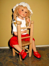 Gabriele Müller Puppe -" GINY" Sitzpuppe mit Stuhl - Zertifikat