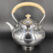 Avantgardistische Teekanne aus