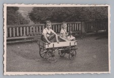 2 Jungen im Bollerwagen 1941 - Altes Foto 1940er