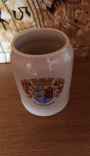 Bierkrug aus steingut - steingut, stadt