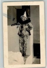 39786412 - Junge in einem bunten Clownskostuem mit grossem Hut Clown /Pierrot