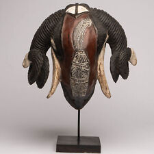 DE1395 Baule Widderkopf Maske