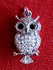 Silberfarbene Kette 44cm Modeschmuck Filigran Eule 3cm mit Strasssteine Deko Top