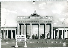 Foto-AK BERLIN Brandenburger Tor vor Bau der Mauer, li. Sektoren-Warnschild 50er
