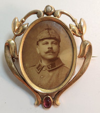 Brosche antik Soldatenfoto Militär mit Perle und rotem Stein
