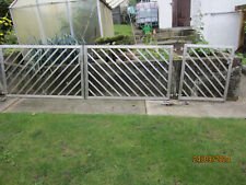 Toranlage aus Edelstahl, ein kleines Tor 1000, ein doppeltes Tor 3570 x 1120 mm