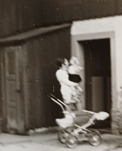 Frau steht mit kinderwagen - steht,