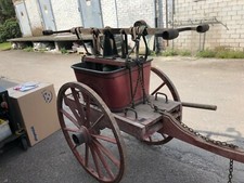ANTIKE FEUERWEHRPUMPE L 230 cm 1928 mit Marke Handdruckspritze mit Wagen SELTEN 