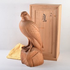 Holzschnitzerei Falke Skulptur