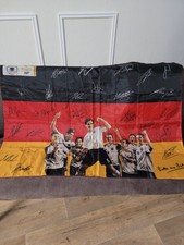 Fussballfahne mit  Bierwerbung und Unterschriften 