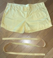 Gelbe, kurze Hose mit Stoffgürtel, Größe L von Madonna For Girls
