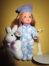 B2149) ORIGINALE BLONDE BARBIE SHELLY MATTEL VOLL BEKLEIDET MIT METALL-STÄNDER