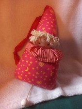 SIGIKID Mond Sterne Spieluhr Wichtel Mütze rot