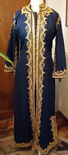 Edles Abendkleid, nachtblau, bestickt in Gold, ca. Gr. 42/44, bodenlang
