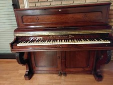 Altes Klavier mit Charakter