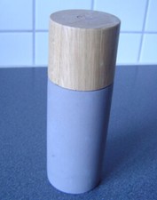 SALZMÜHLE Scandin. Design Gewürz Mühle Holzoberteil Eiche Beton Keramikmahlwerk