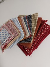 Stoffreste und verschiedene Borten und Bänder