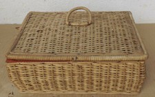 Alter Korb/Stroh Nähkorb Kiste Kasten mit rotem Innenfutter- Restaurationsobjekt