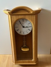 Hermle Pendel-Wanduhr – Holz (Eicheoptik) – Made in Germany – klassisches Design