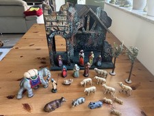 Uralte Marolin Krippe mit Figuren aus Masse