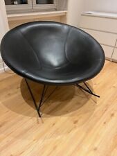 Designer Schaukelstuhl: Zeitloses Möbelstück für stilvolle Entspannung!