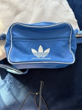 Adidas Airliner Tasche in blau.