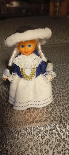 Kleine trachten puppe - trachten, tanz