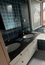 doppel waschbecken  in weiß bad mit marmorplatte in schwarz plus zubehör