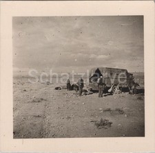 Foto Panzer Gr. Afrika (DAK) Lkw und Benzinkanister, el-Alamein, 01 (MJ-41)1025