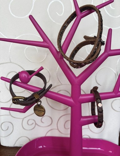 Lederarmbänder eins davon