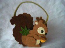 reizendes Geschenktäschchen für Kind, Motiv süßes Eichhörnchen mit Eichel, Filz