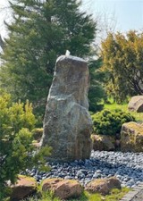 Quellstein Monolith Regenbogen