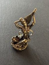 Frau mit Musikinstrument aus