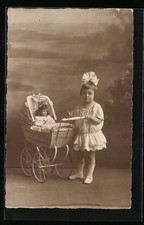 Junges Mädchen mit Schleife