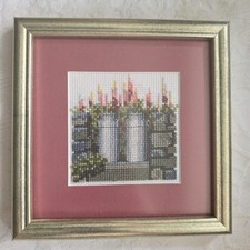 Vintage montierte gerahmte Gartenszenen Kreuzstich Stickbild Milchdosen 