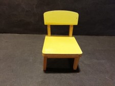 Alter gelber Stuhl aus Holz-um