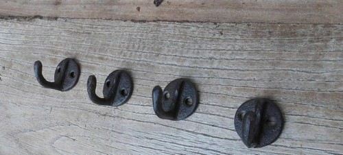 Vier stück kleine wandhaken - vier,